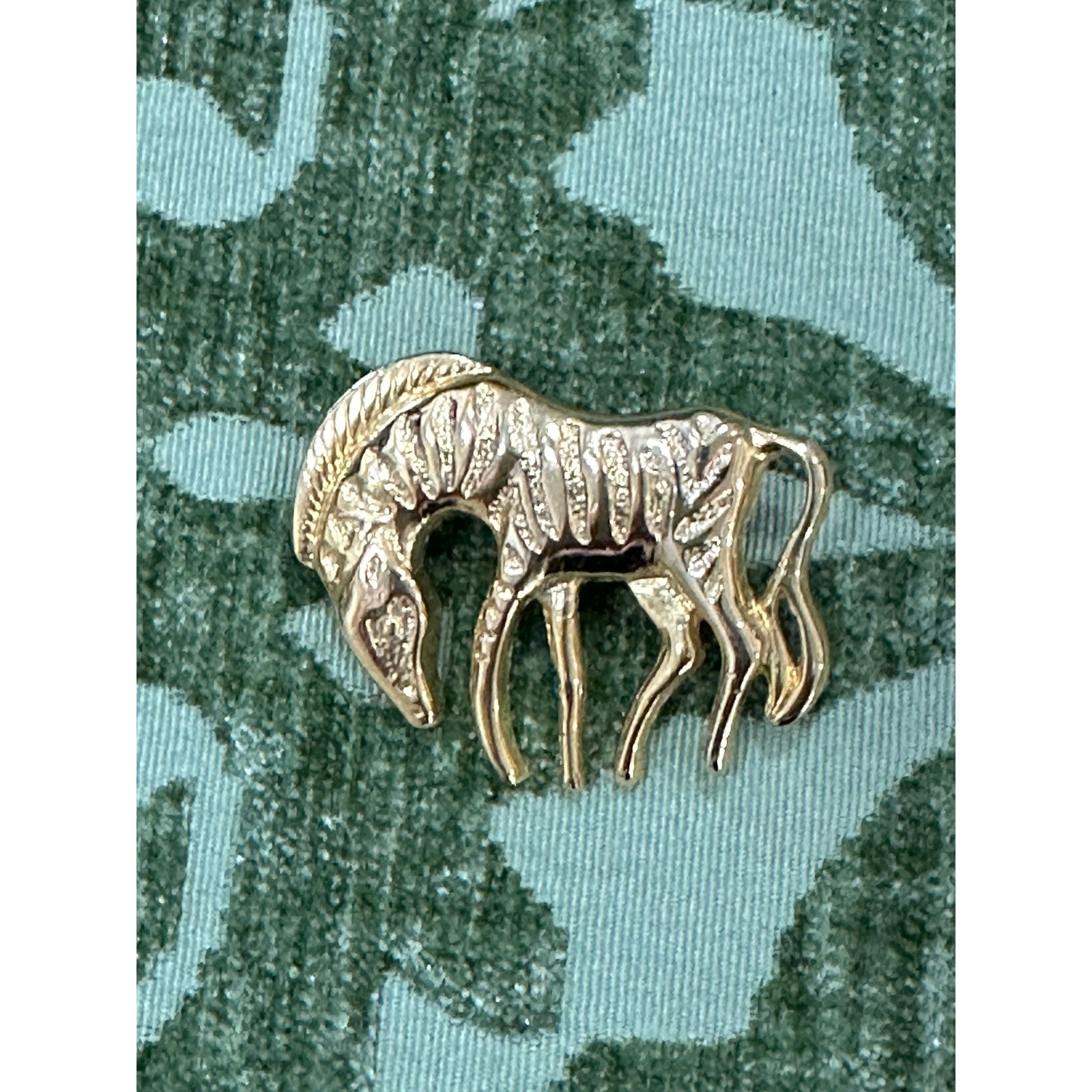 Unbranded Zebra Brooch Pin OS Gold Excellent Safari Animal Figural Jewelry