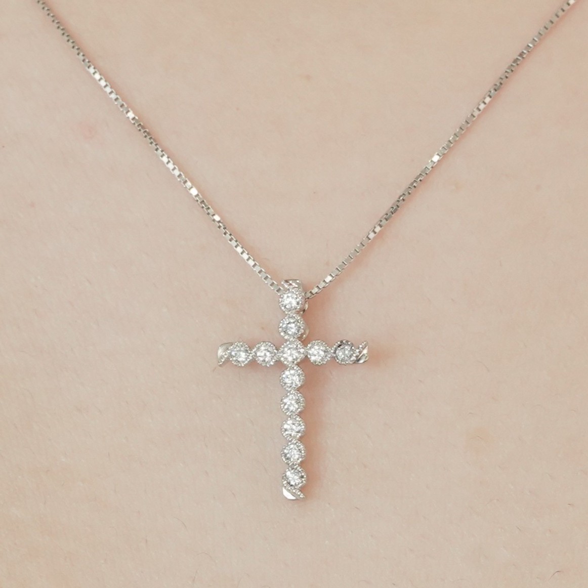 14K White Gold Diamond Cross Pendant Necklace 0.15CTW With 18″ Box Chain