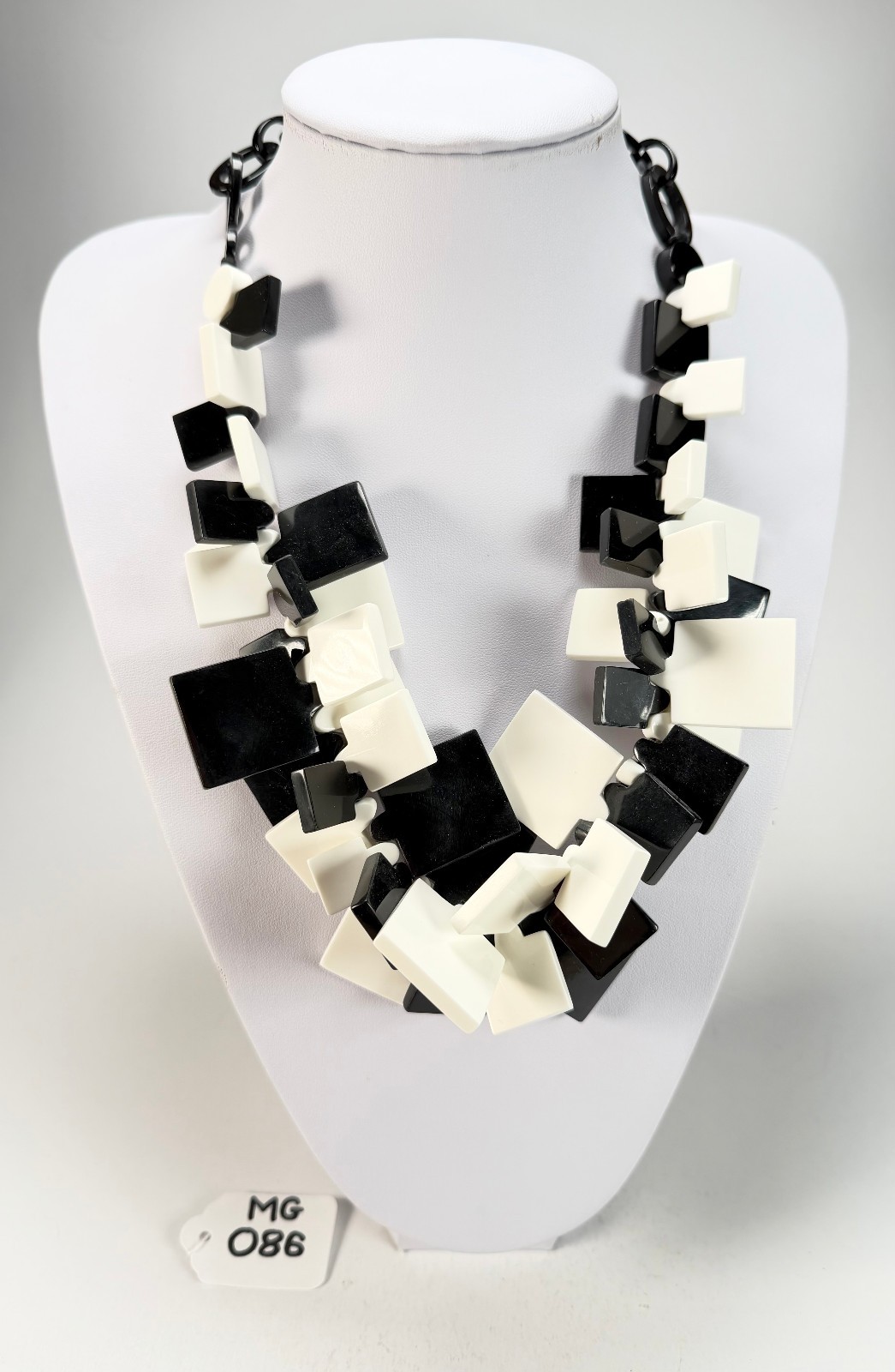 Marion Godart – Monochrome “Draps Tombés” Black & White Resin Necklace