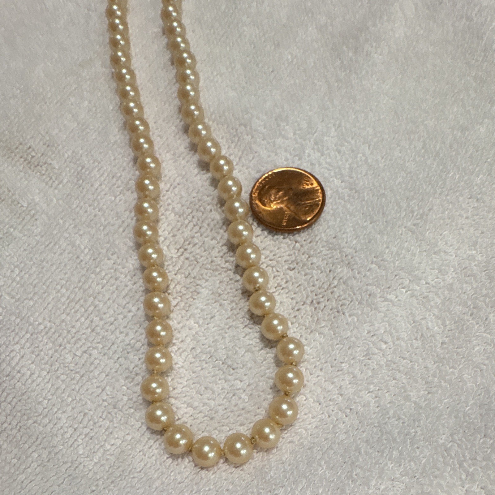 Cream Simulated Pearl Beaded Strand Necklace Gold Tone Black Clasp vintage ￼