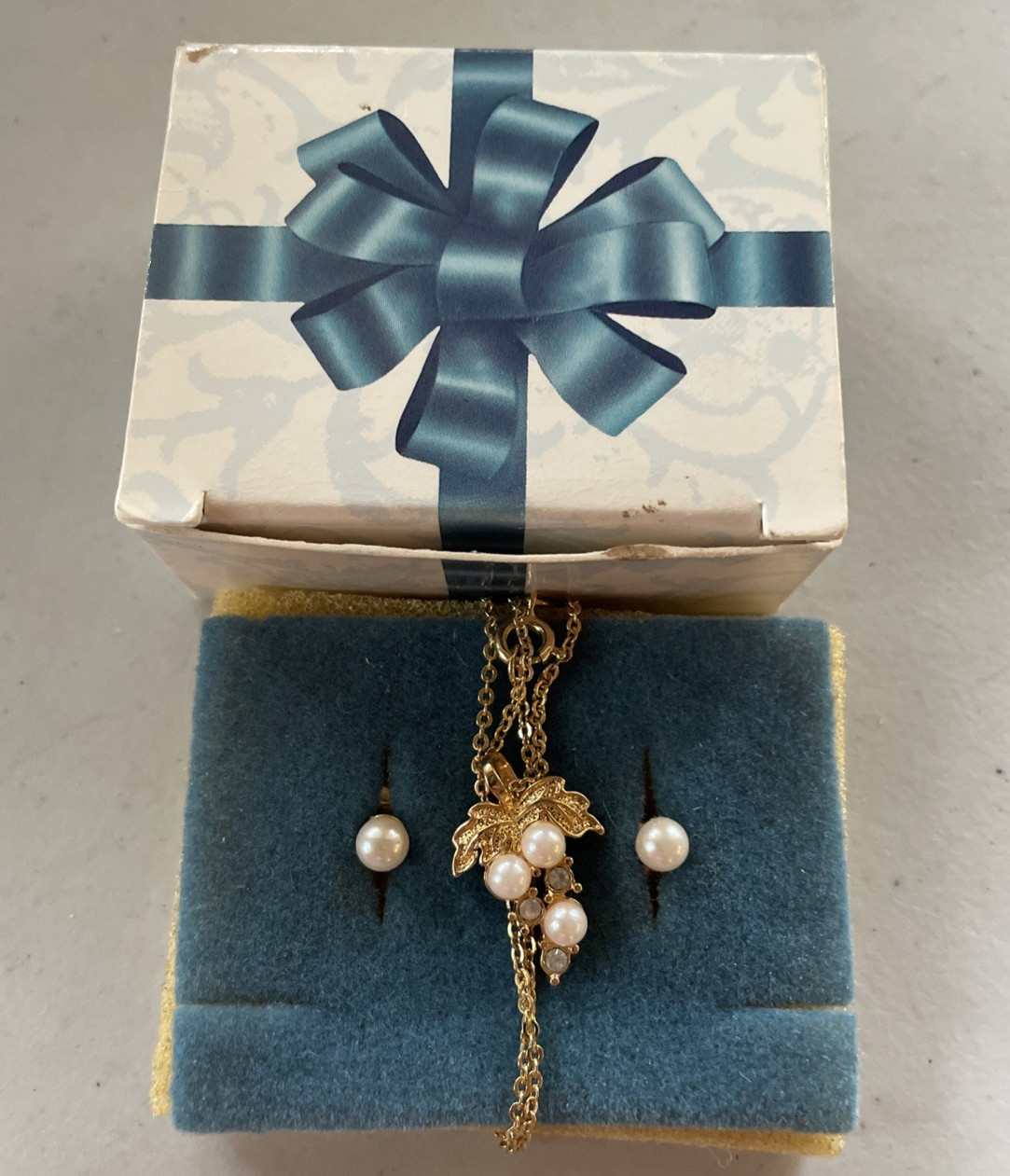 Vintage 1990 AVON Romantic Ensemble Gift Set Earrings & Necklace NEW IN BOX