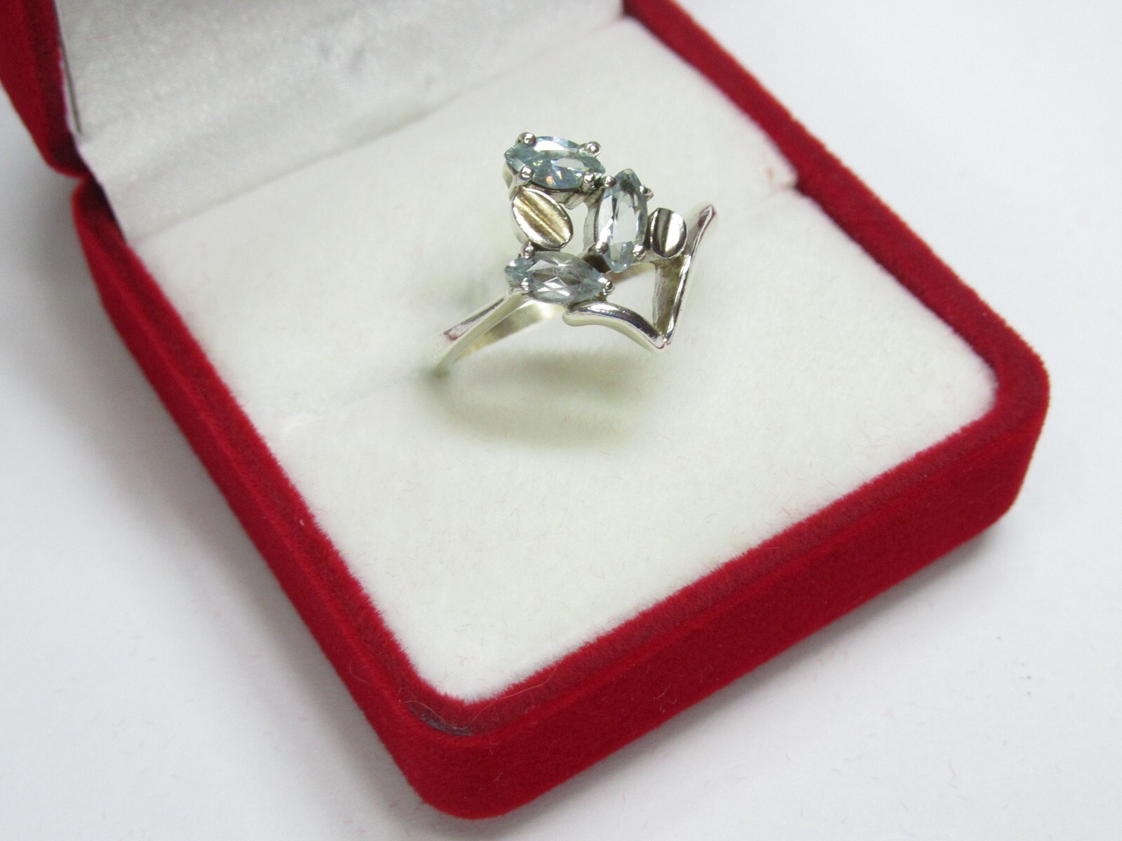 Women’s 925 sterling silver, 375 gold ring, topaz, 3,52 gr, size 7,75.