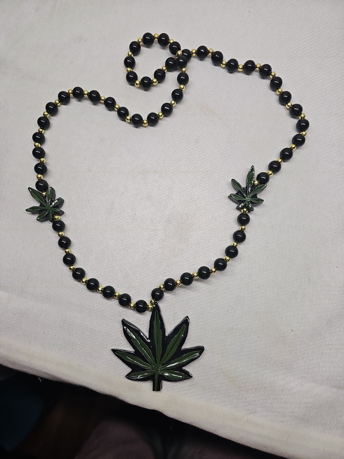 MARIJUANA LEAF BEAD NECKLACE☆C.M. INC. 2000☆USED IN EXCELLENT CONDITION