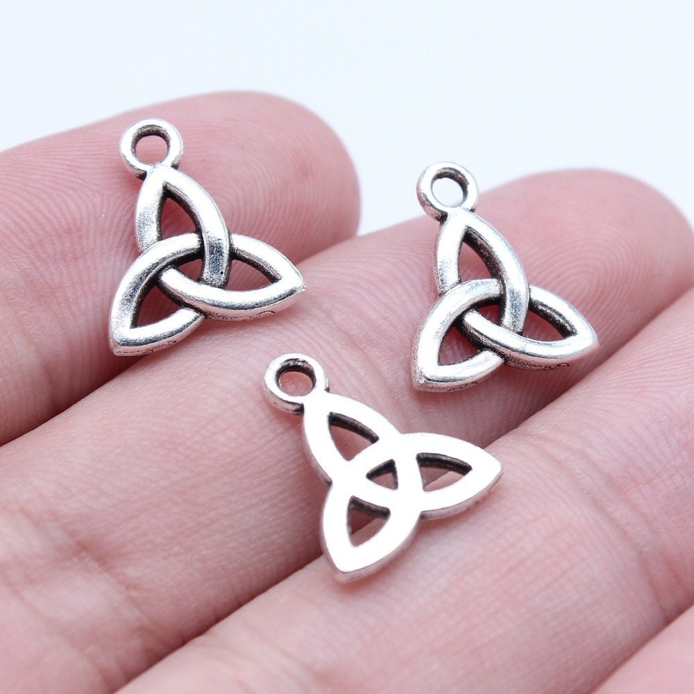 25/60PCS Silver Tone TRIANGLE Celtic Knot Charm Pendant, Trinity Knot GGS32