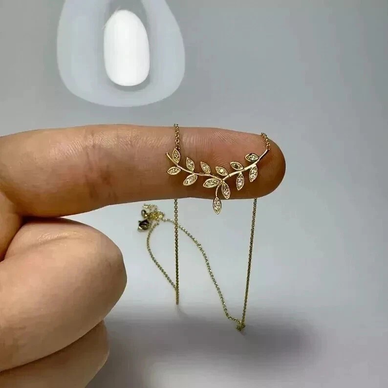 Gorgeous Necklace Pendant In Round Cut Simulated Diamond 14K Yellow Gold Plated