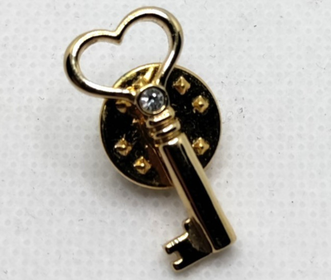Key Pendant Gold Plated 1″ Tall Stab-Through with Clasp, Great Condition