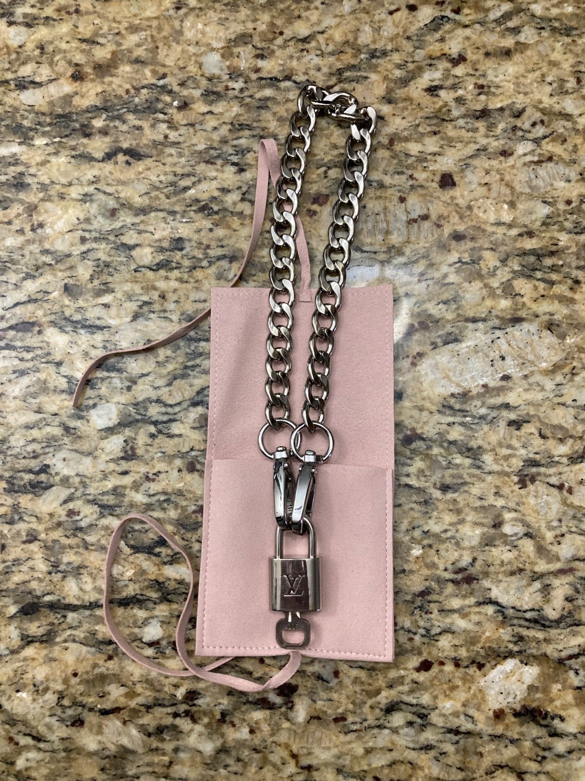 Authentic Louis Vuitton silver lock&key#300 unbranded choker necklace rare💖