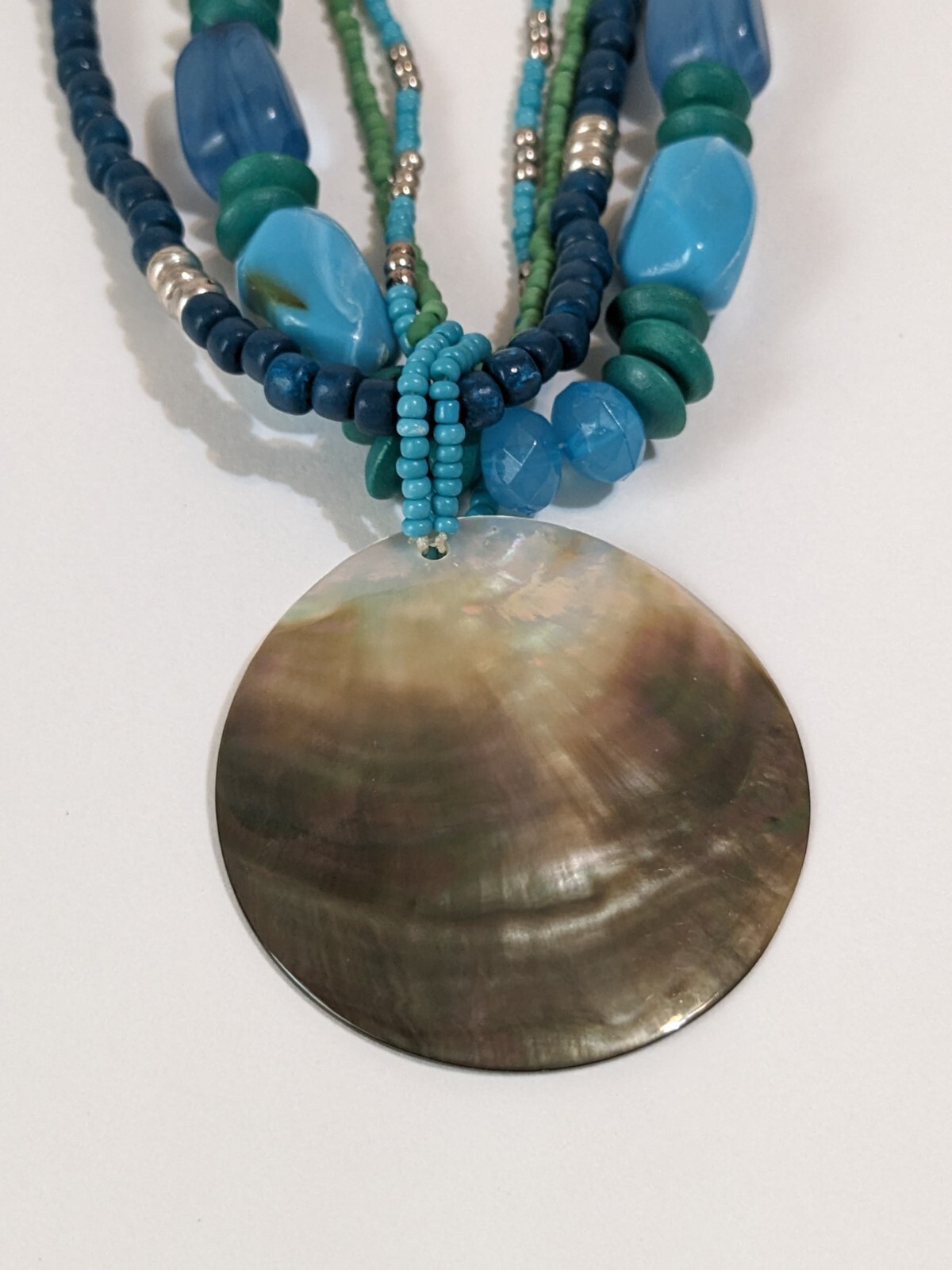 NY & CO Layered Acrylic & Wood Beaded Necklace, Shell Pendant 18″ Multicolored.