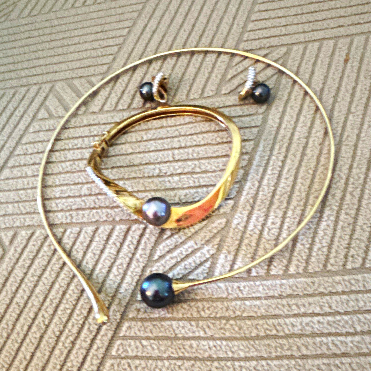 Gold Tone Black Round Pearl Necklace Bracelet & Earrings Jewelry Set