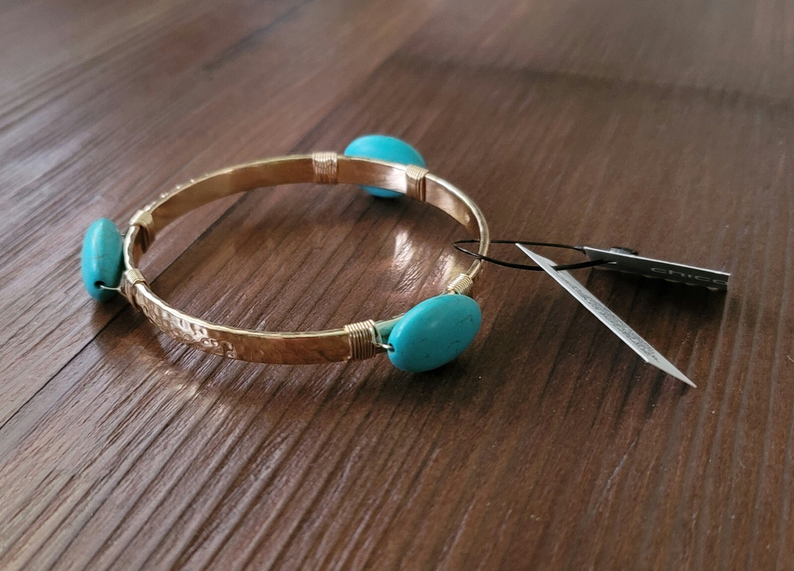NWT CHICO’S BANGLE BRACELET HAMMERED METAL GOLD / TURQUOISE COLOR STONES $35.00
