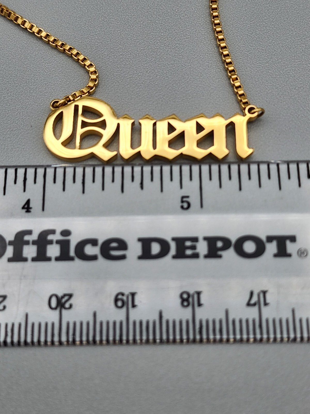 Gold Plated Script “Queen” Pendant Box Chain Necklace 7.4 Grams 22 in Long