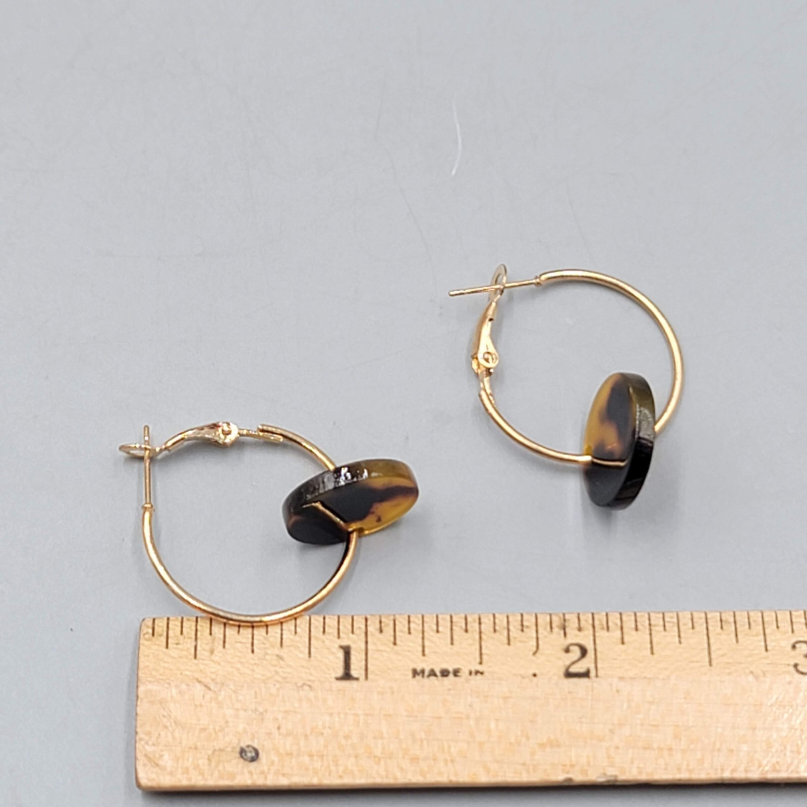 Hoops Pierced Earrings Round Acrylic Tortoise Gold tone Dangle 1.25 in