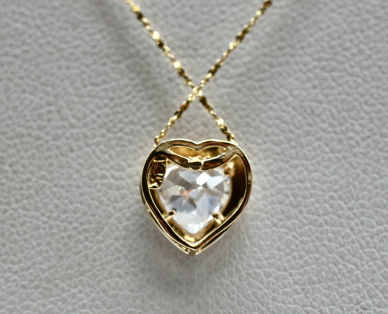 14k Vintage Gold And Cubic Zirconia Heart Pendant And Chain. 1.2gr