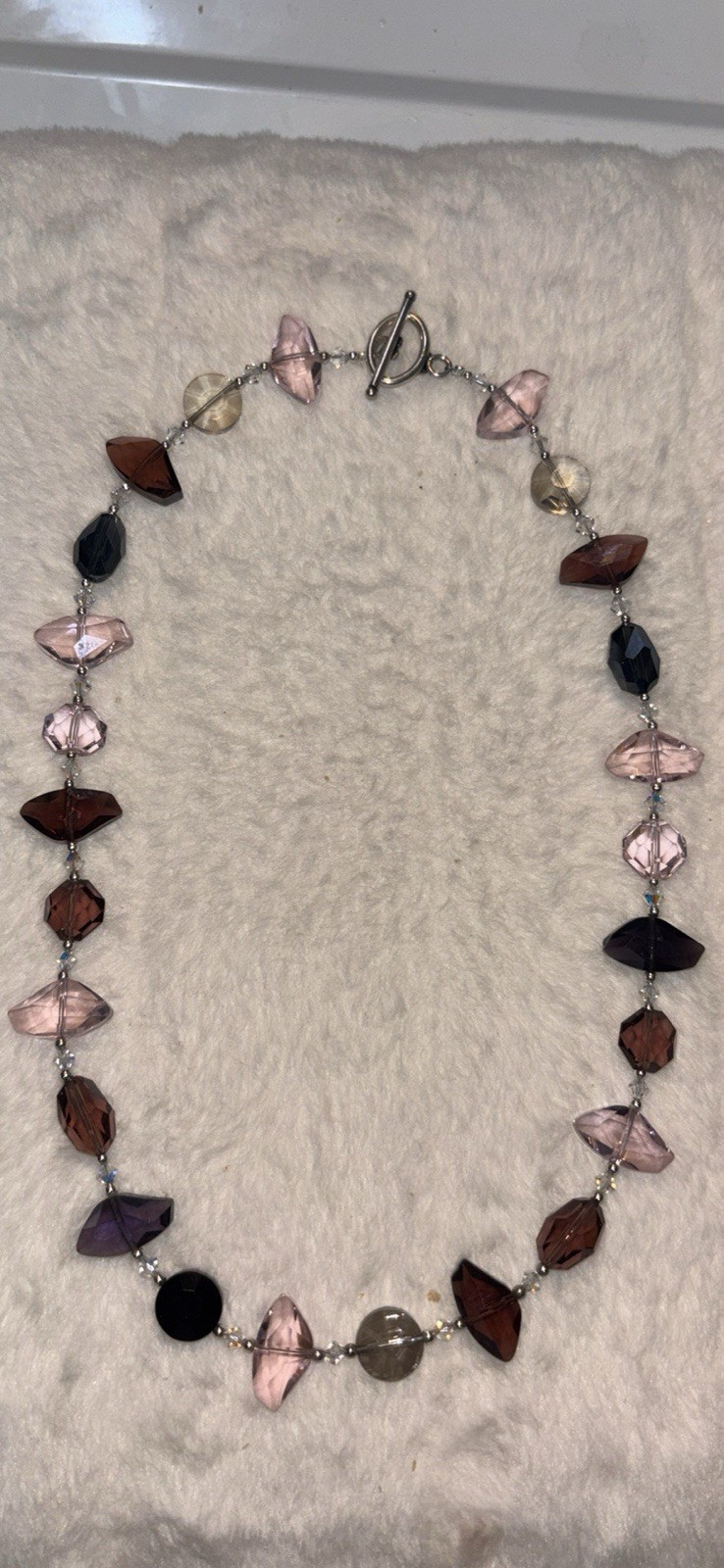 collar de cuentas de cristal facetado púrpura y marrón con cierre de palanca