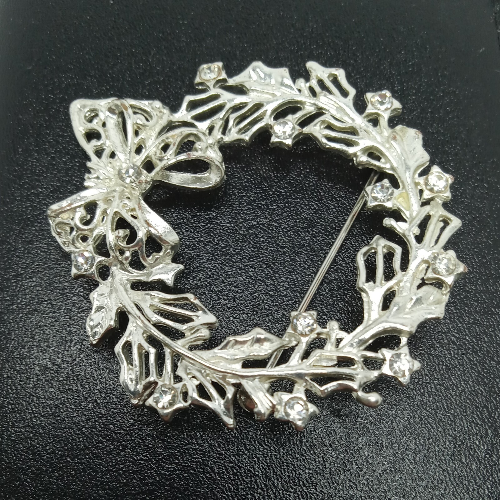 CRISTOPHER RADKO Christmas Wreath Clear Rhinestone Pin Brooch. 5324