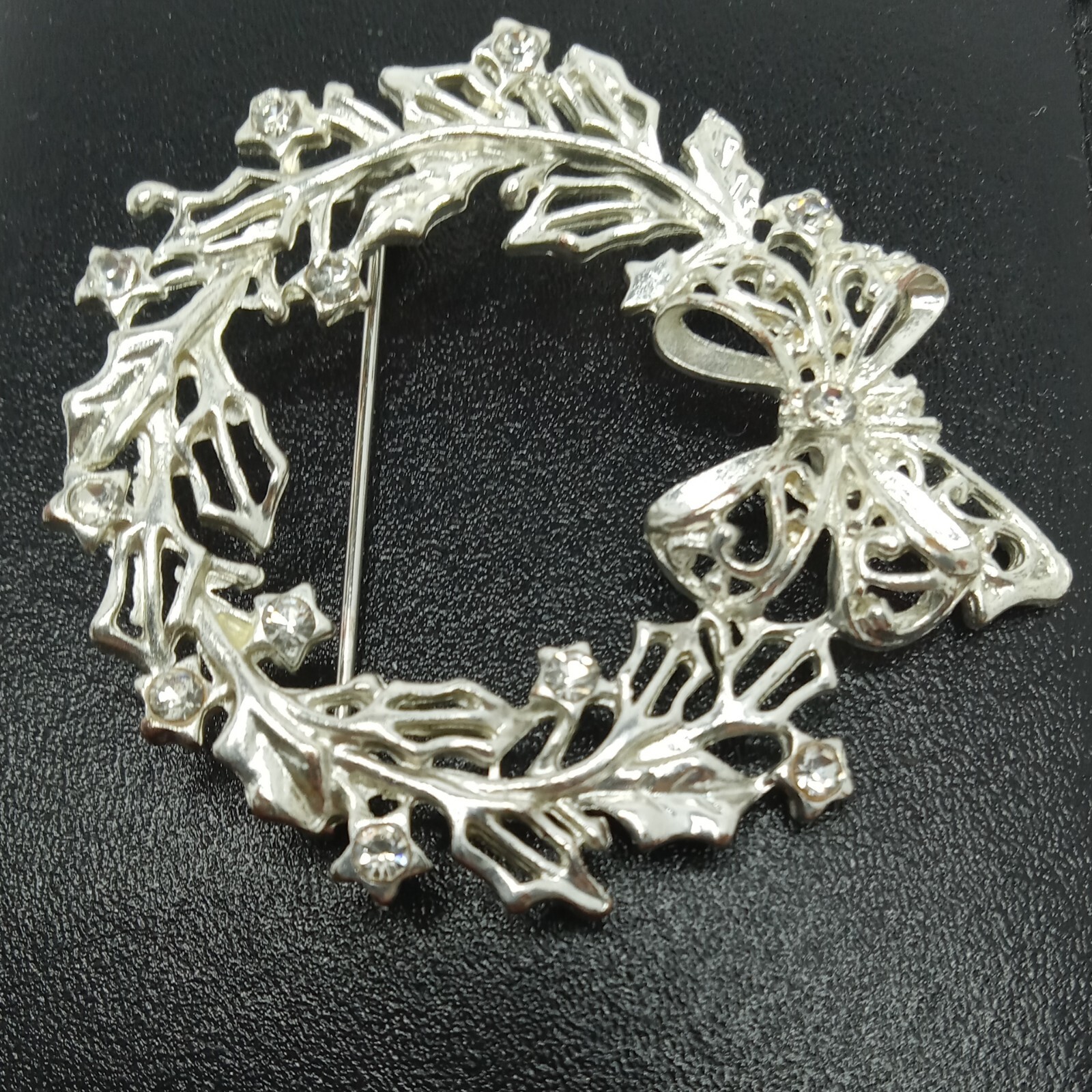 CRISTOPHER RADKO Christmas Wreath Clear Rhinestone Pin Brooch. 5324