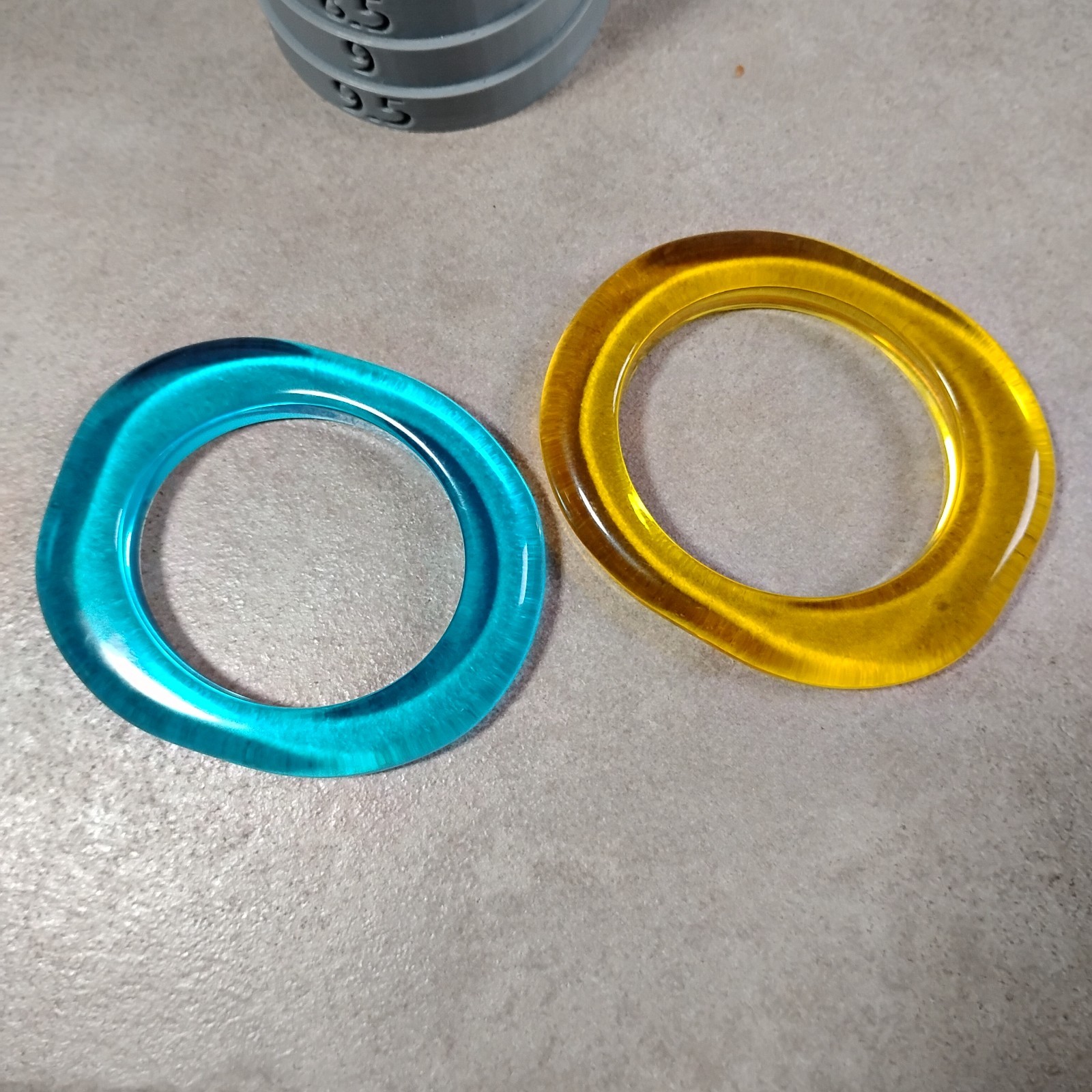 Set Thick Oblong Translucent Bangle Bracelets Yellow Blue Sz 7.75 Chunky Clear