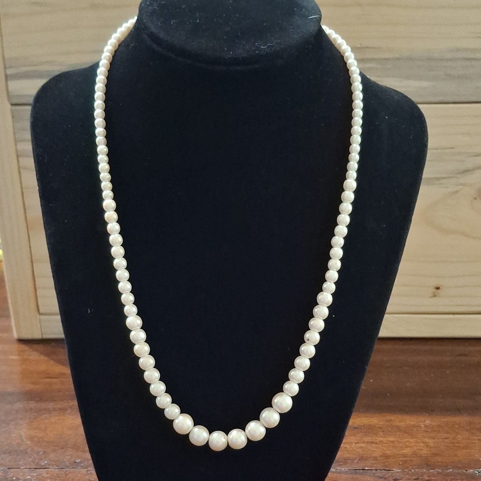White Pearl Beaded Necklace Round Main Stone Push Lock Closure Undated Jewelry