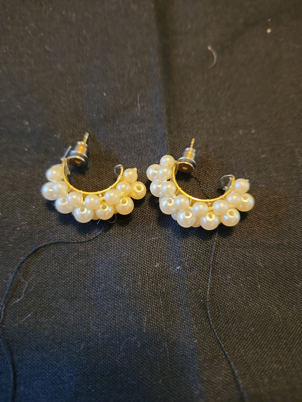 Sauce pearl cluster c shaped hoop earrings,