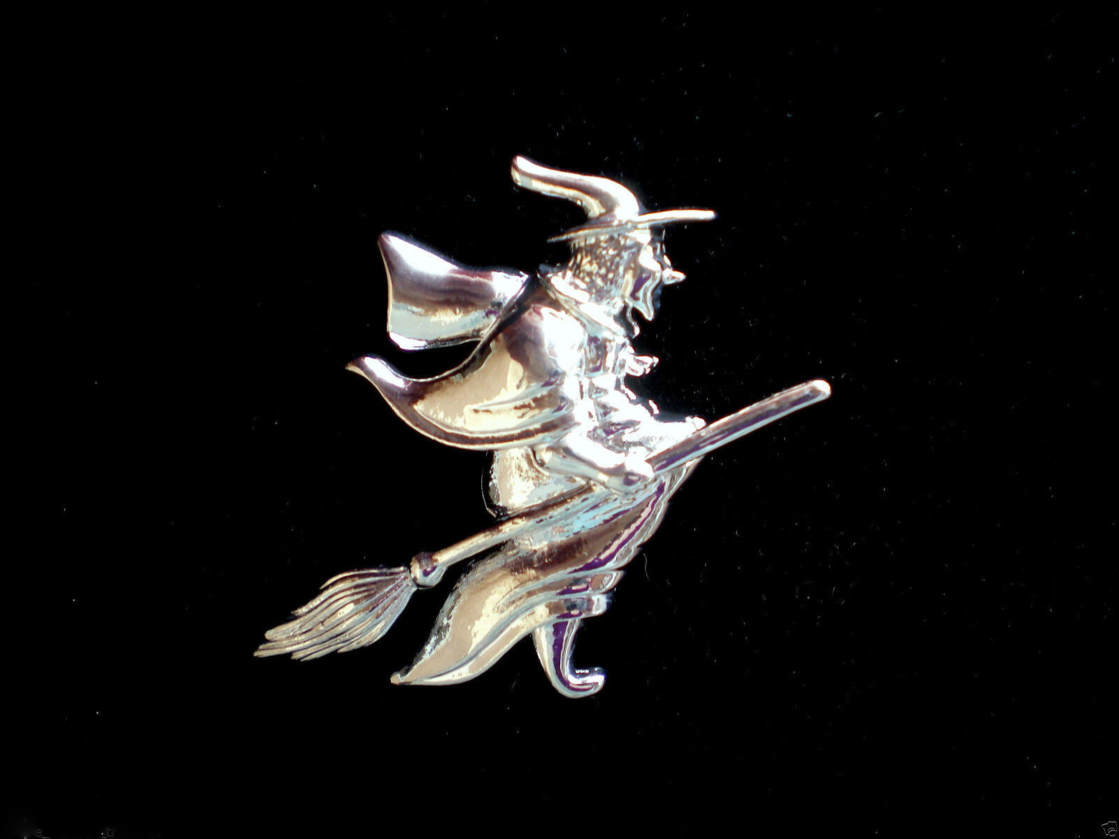 VINTAGE STYLE FLYING WICKED WITCH ON A BROOM BROOMSTICK HALLOWEEN PIN BROOCH
