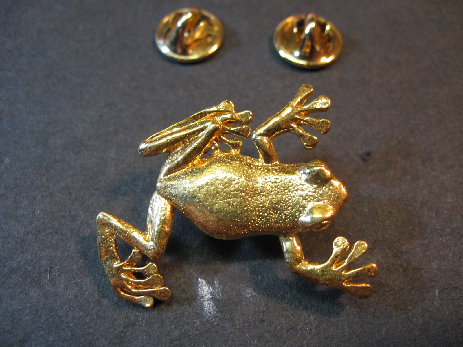 “TREE FROG” Fine Pewter Broach/Lapel/Hat/Pin-1994 GG Harris–#591 Gold finish