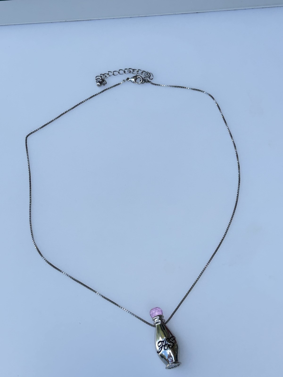 Avon 2004 Presidents Club Pink Faceted Bead Perfume Bottle Pendant Necklace
