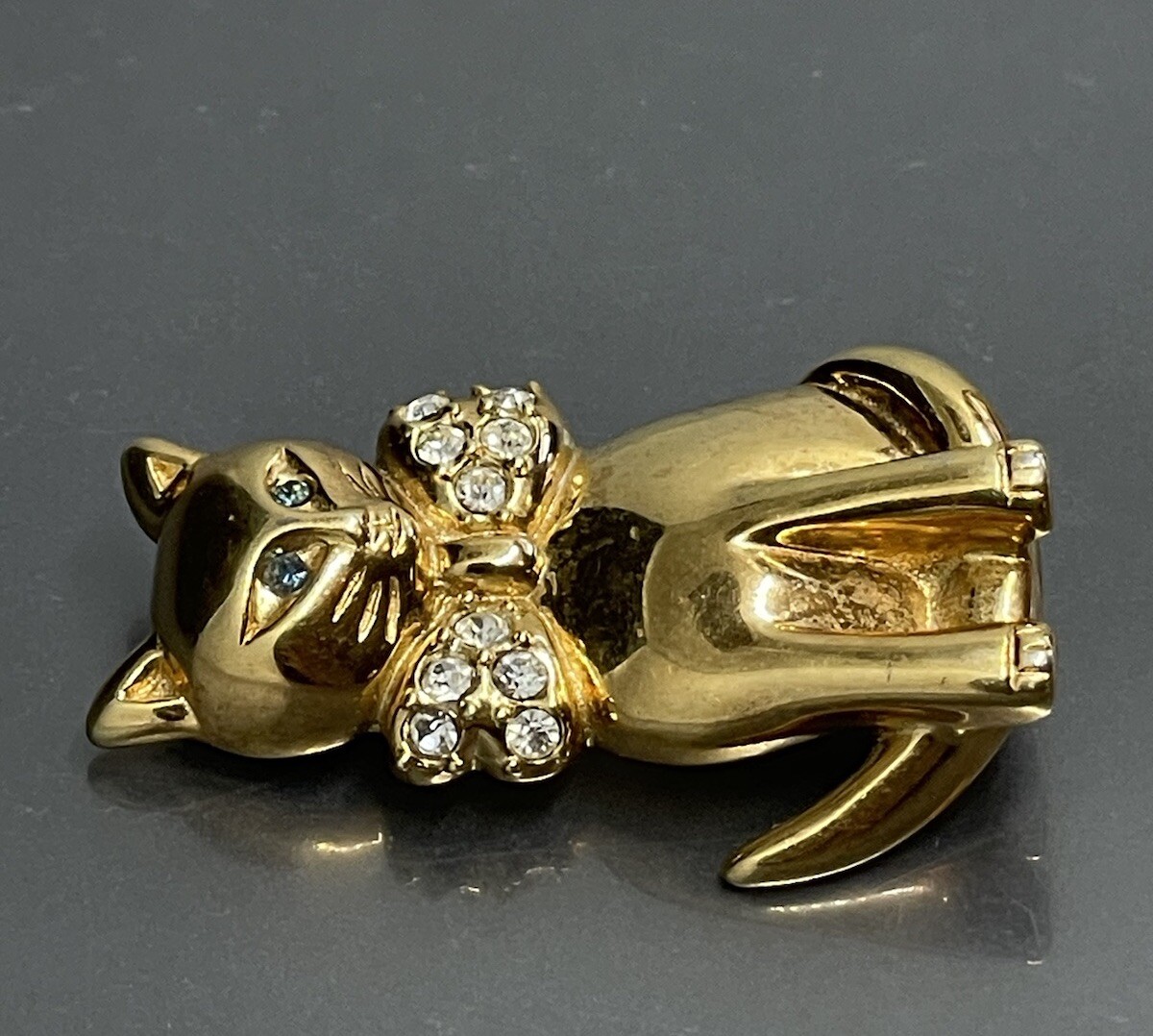 Krementz Gold Plated Metal Facted White Blue Crystal Kitty Cat Brooch Pin 1.35”