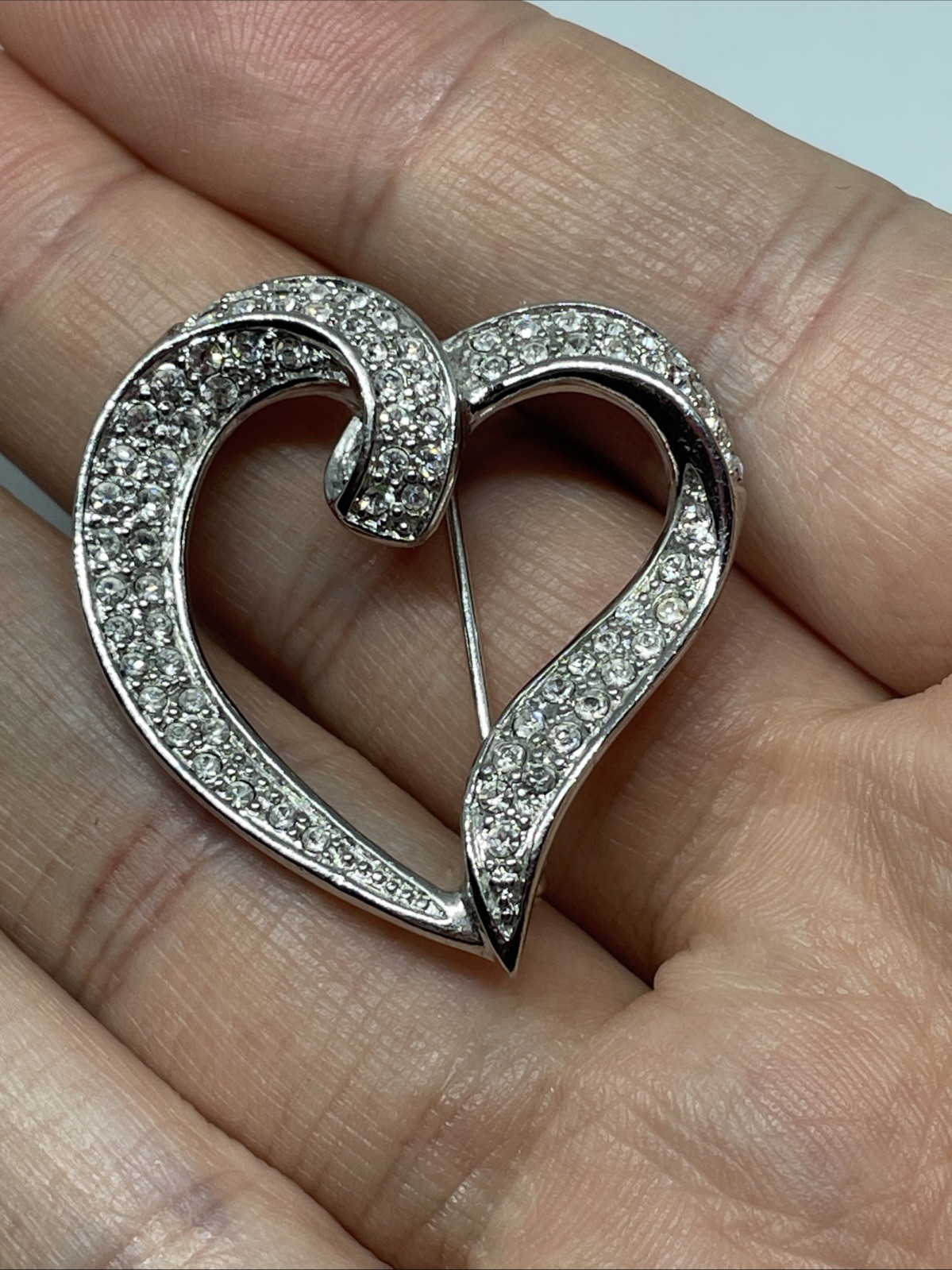 Silver tone brooch – Twisted heart – 3cm x 3.5cm