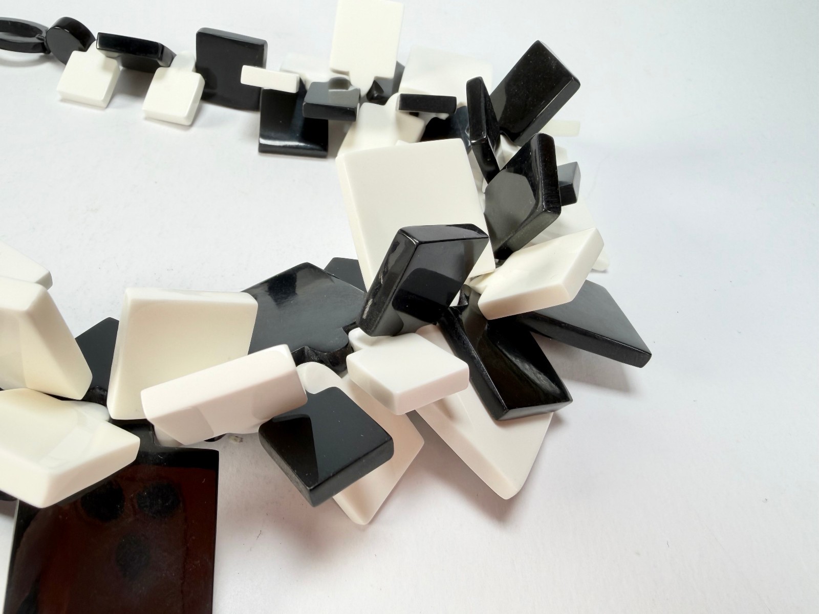 Marion Godart – Monochrome “Draps Tombés” Black & White Resin Necklace