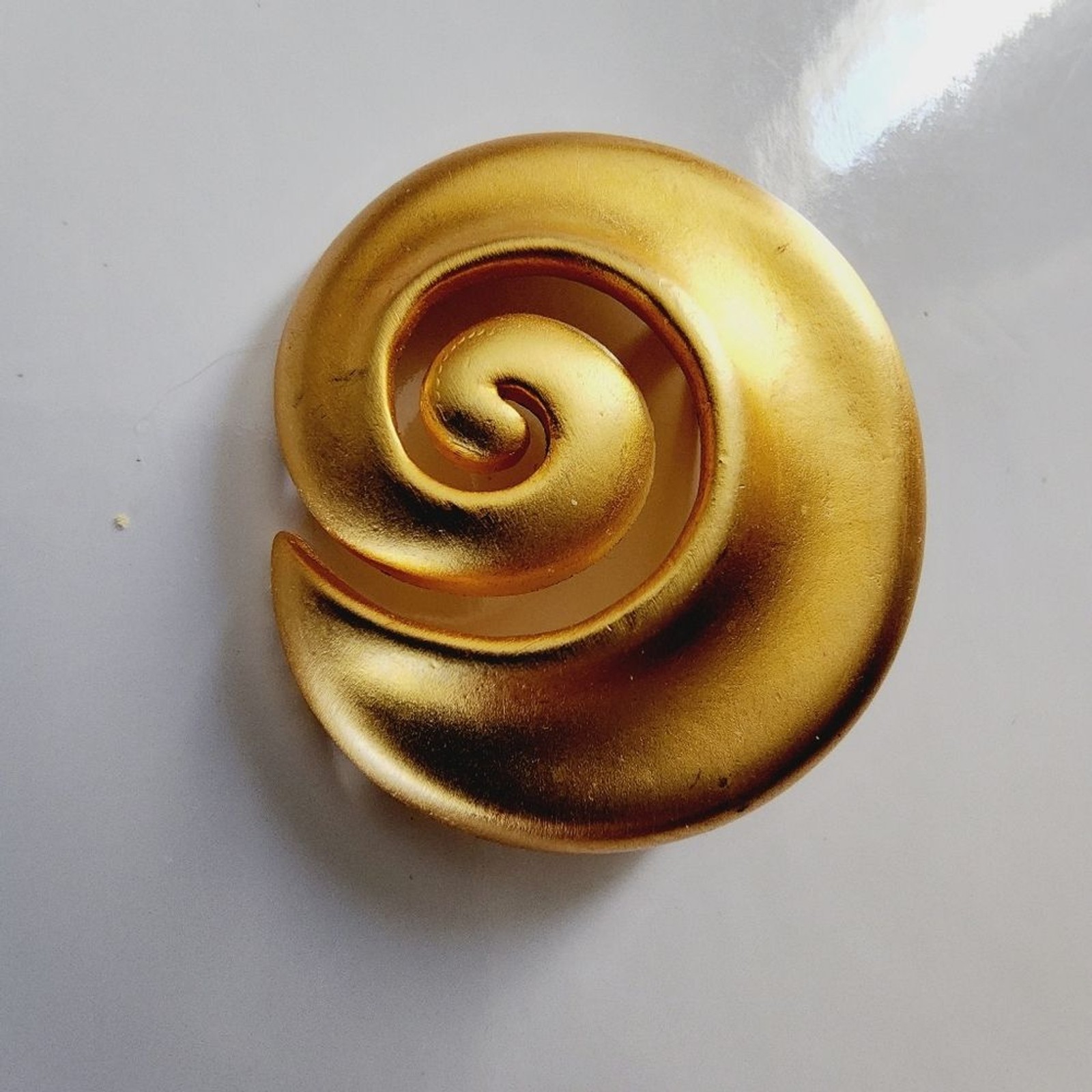 Brush gold swirl brooch, 1990s, purse decoration, blazer brooch