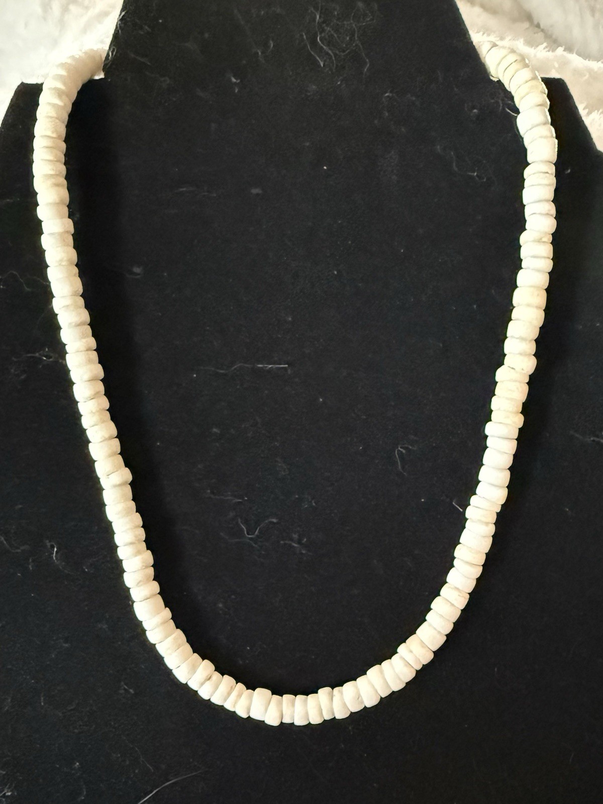 White Shell Beaded Strand Necklace Round Beads Ball/Bead Chain Barrel Closure