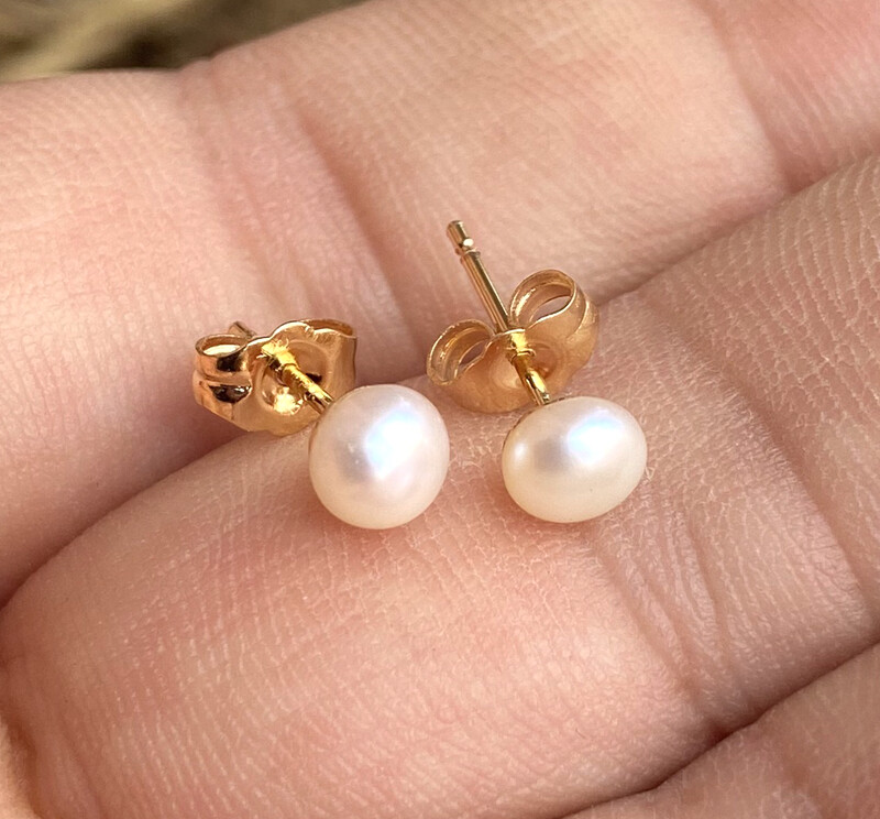 14k Yellow Gold delicate 4-5mm White Pearl Freshwater pearls Stud Earrings