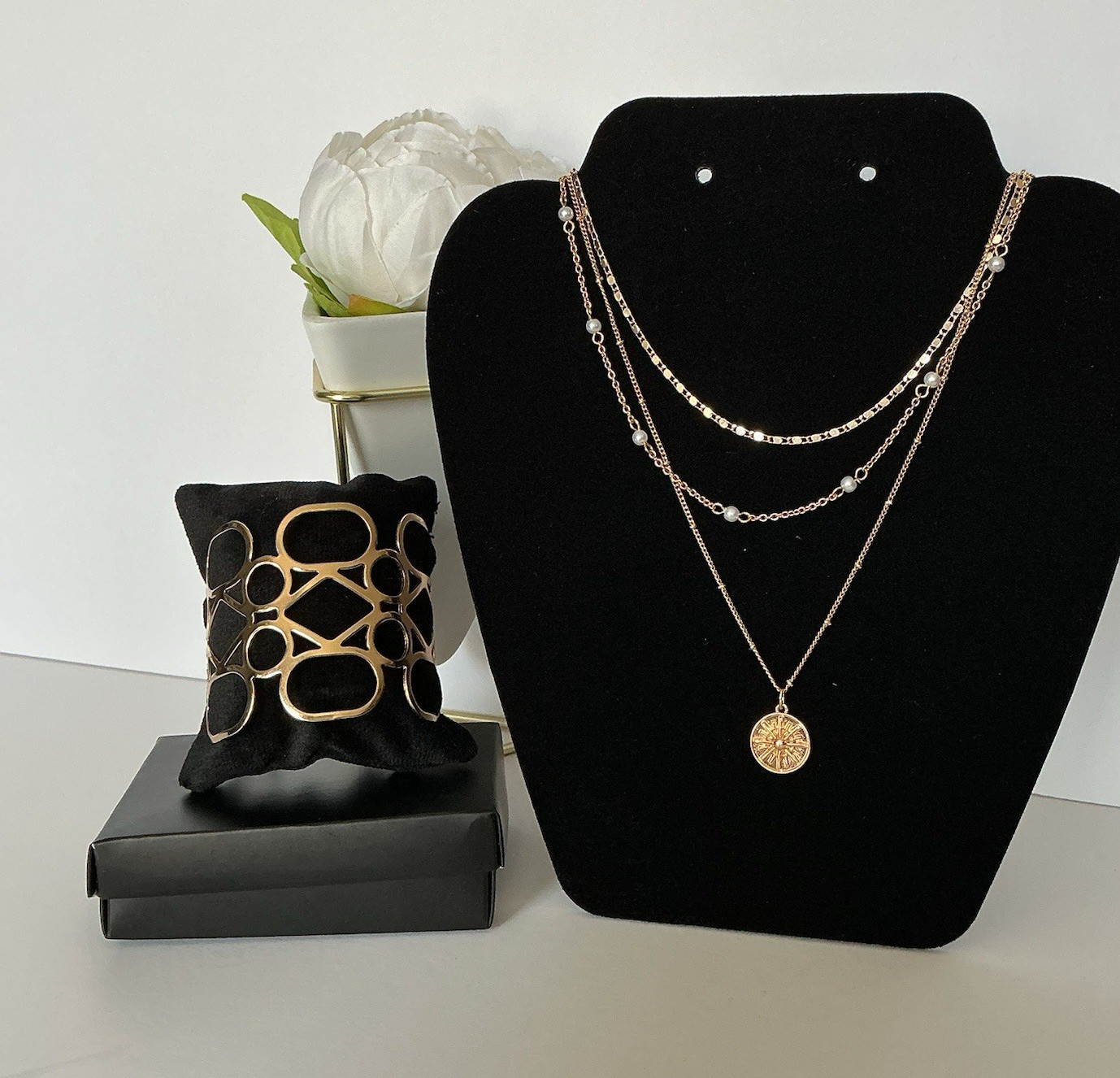 Gold Tone Layered Cable Chain Necklace Round Medal Pendant No Stone Metal