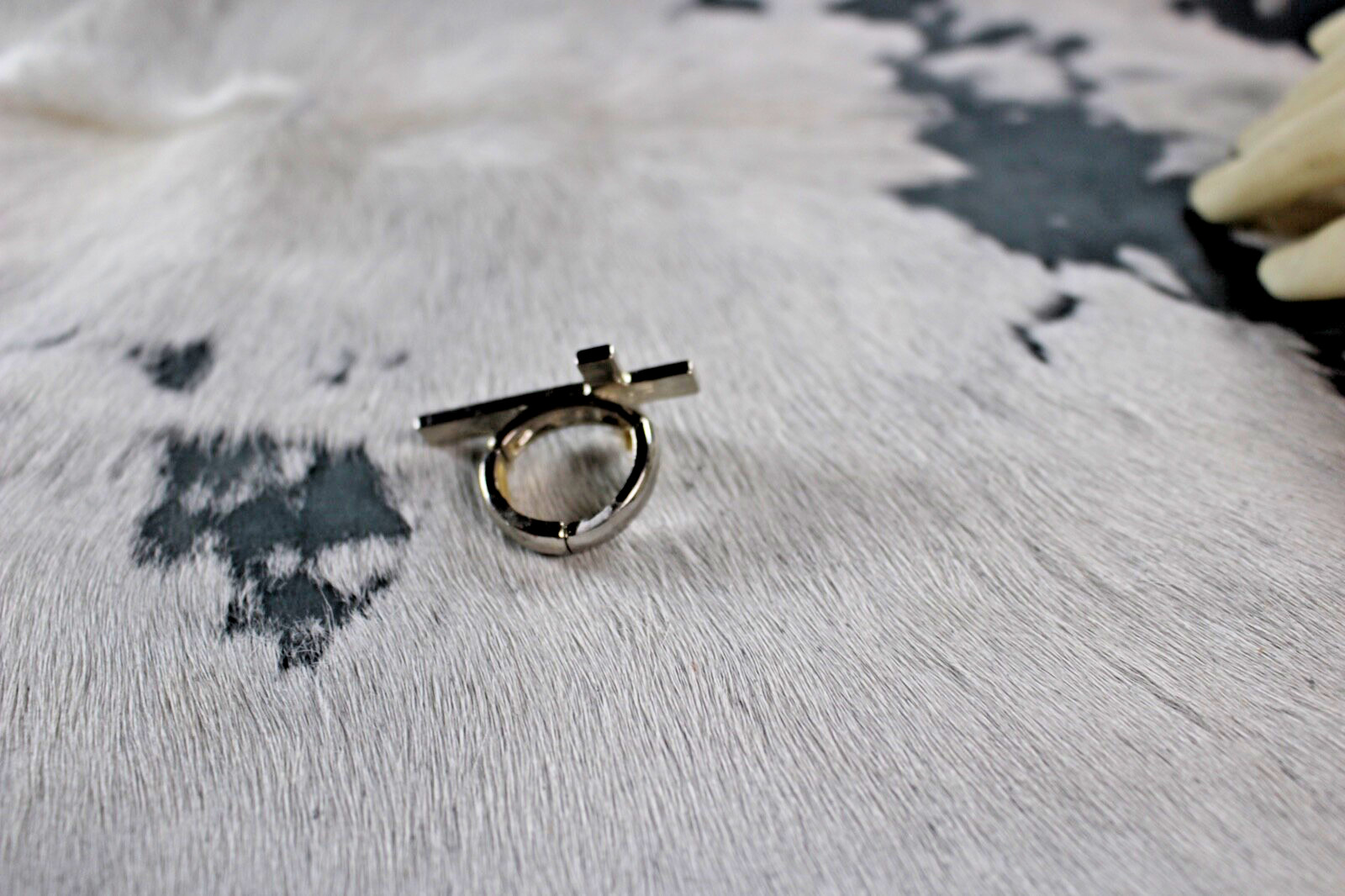 Western Womens Ring 1 1/2 x 5/8 in up to 8 Cross Silver Crystal Stretch