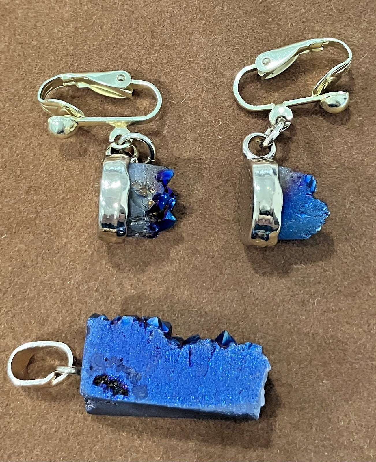 Unique! DRUSY DICHROIC QUARTZ blue/purple PENDANT & EARRINGS set in gold-tone