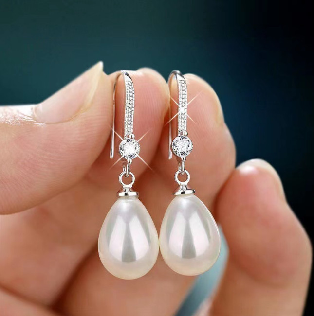 Copper ear hook inlaid with diamonds, water droplet shaped high gloss pearl earr