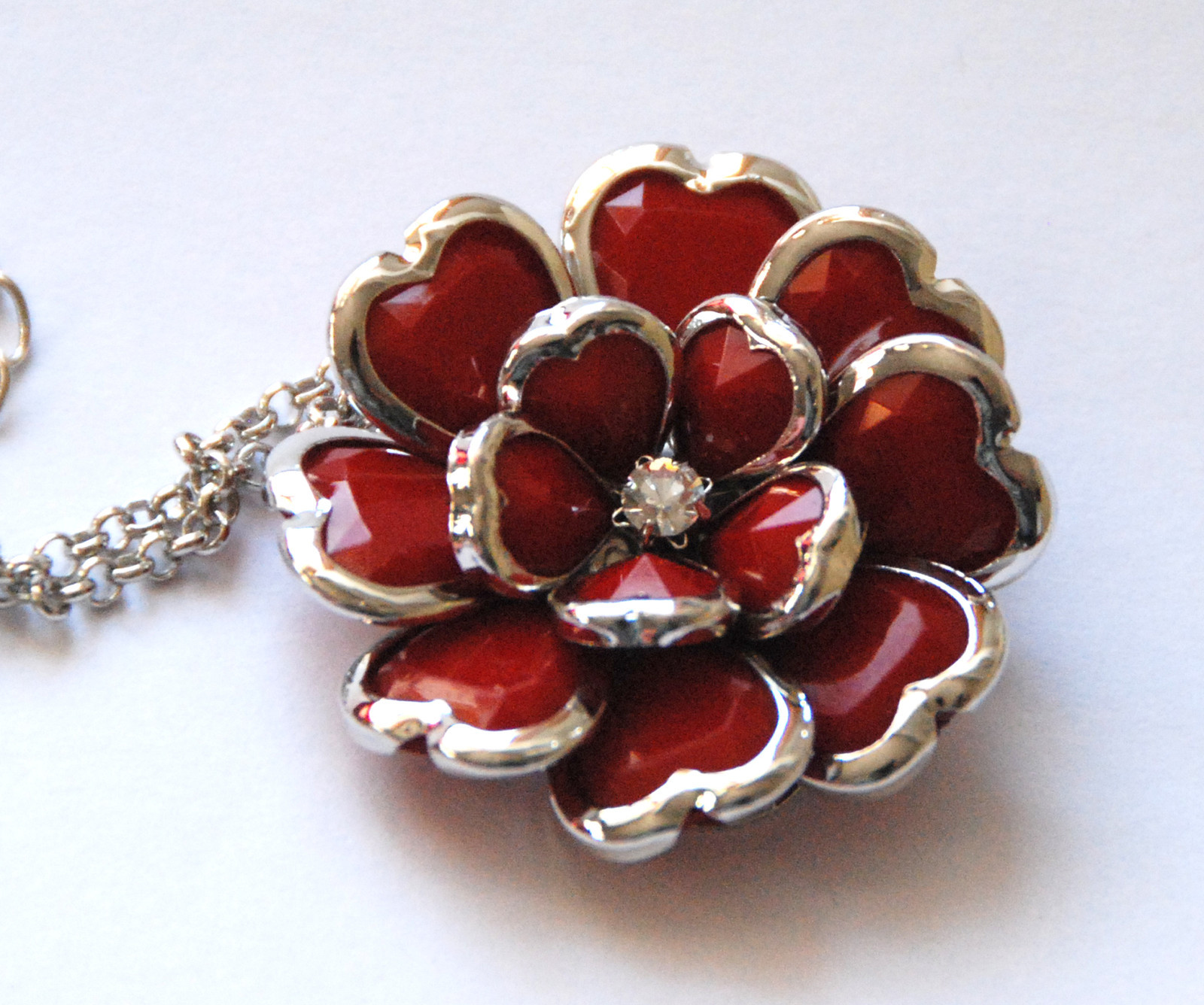 Floral Pendent Necklace w Heart Shape Petals / 16-18″ Gold or Silver-tone Chain
