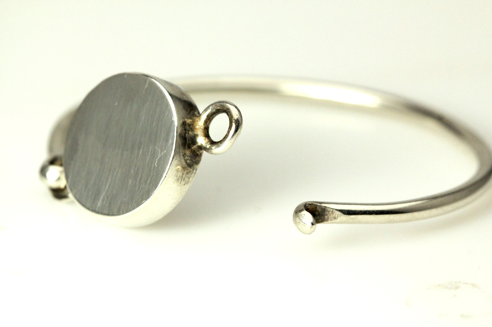Engravable sterling silver bangle, faint engraving visible 13.6 grams (BR3724)