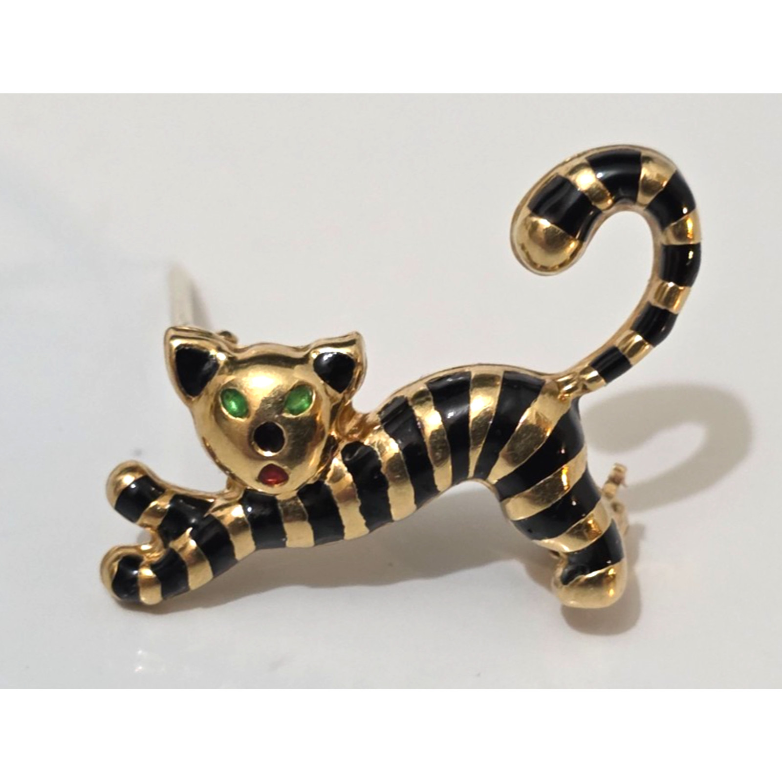 Vintage UNO-A-ERRE 18k 750 Gold 1 1/8″ Striped Cat with Green Eyes Unoaerre 3 gr