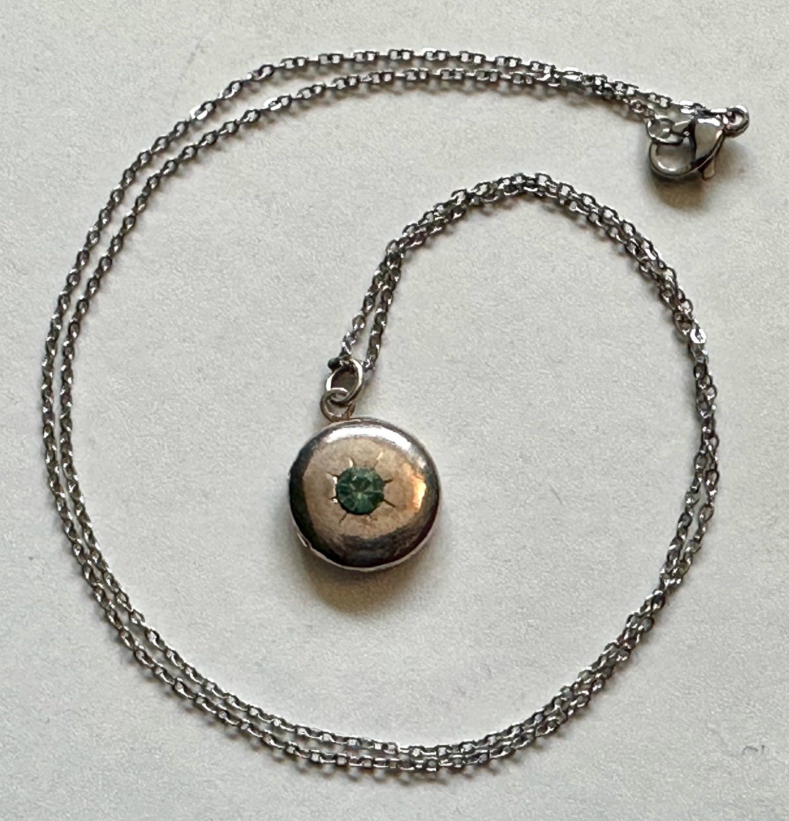 LOCKET ROUND SILVER TONE METAL W BLUE CRYSTAL PENDANT 5/8 OF 1″ NECKLACE 18″