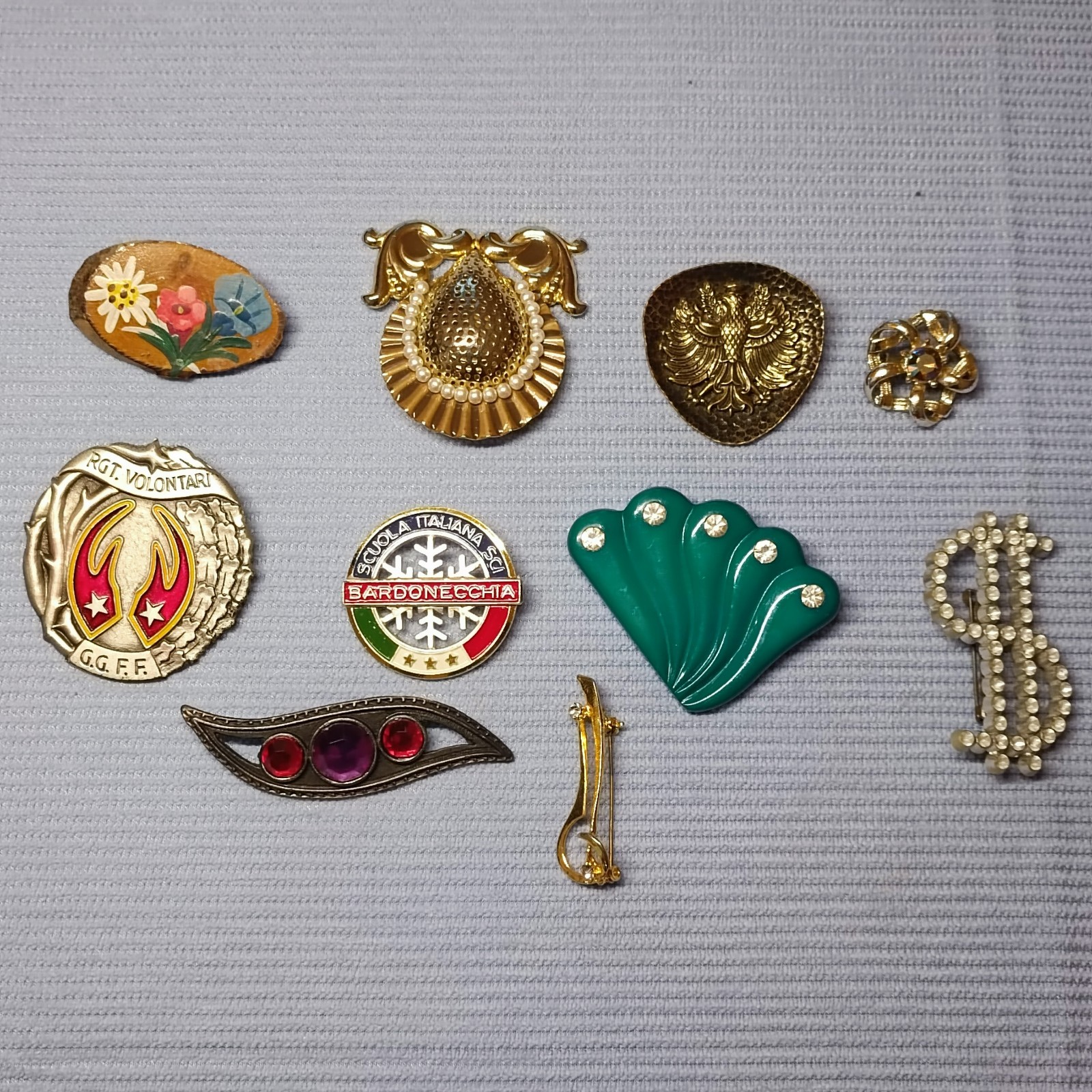 Super price! Set of 10 Brooches – Vintage