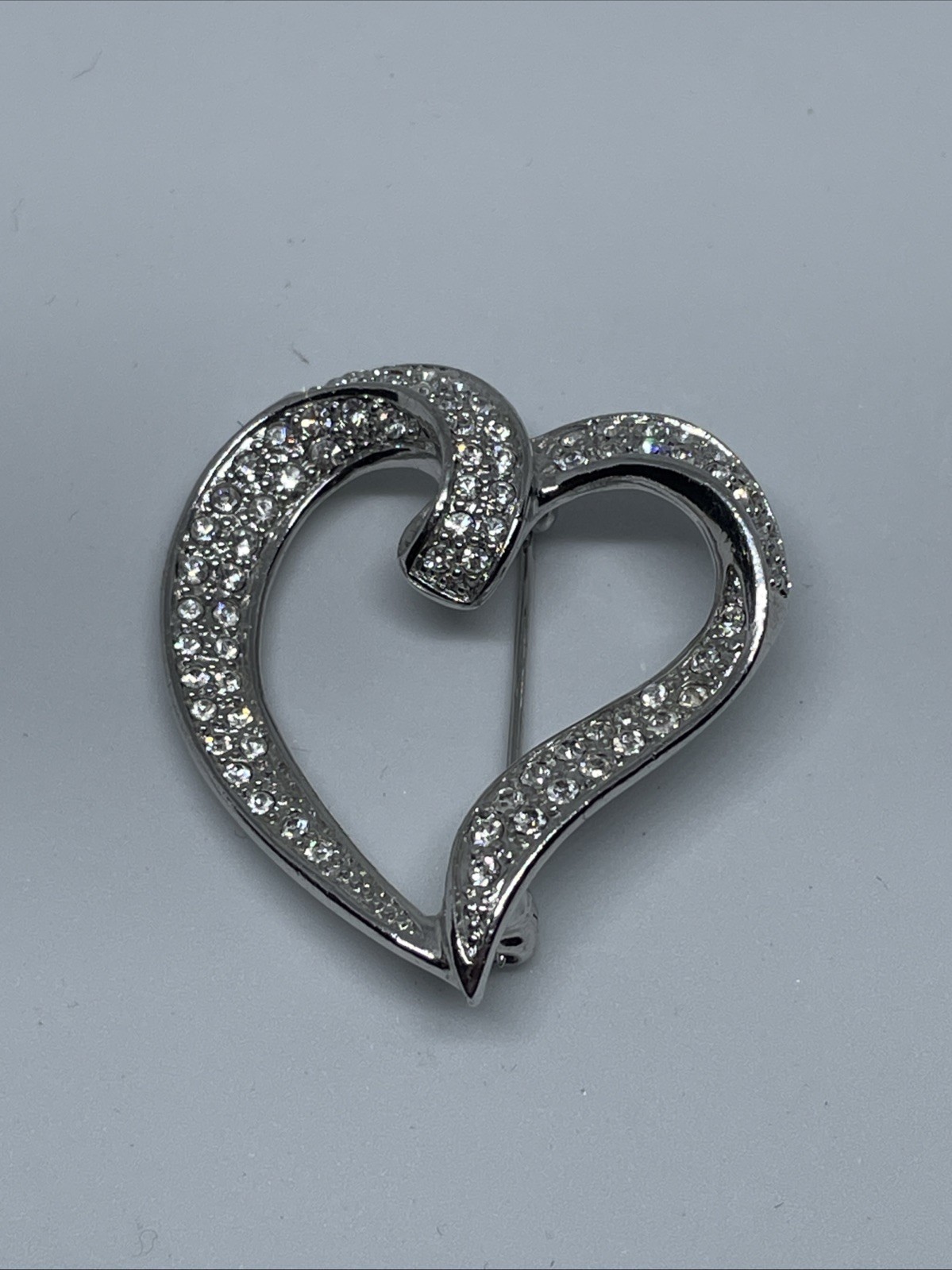 Silver tone brooch – Twisted heart – 3cm x 3.5cm