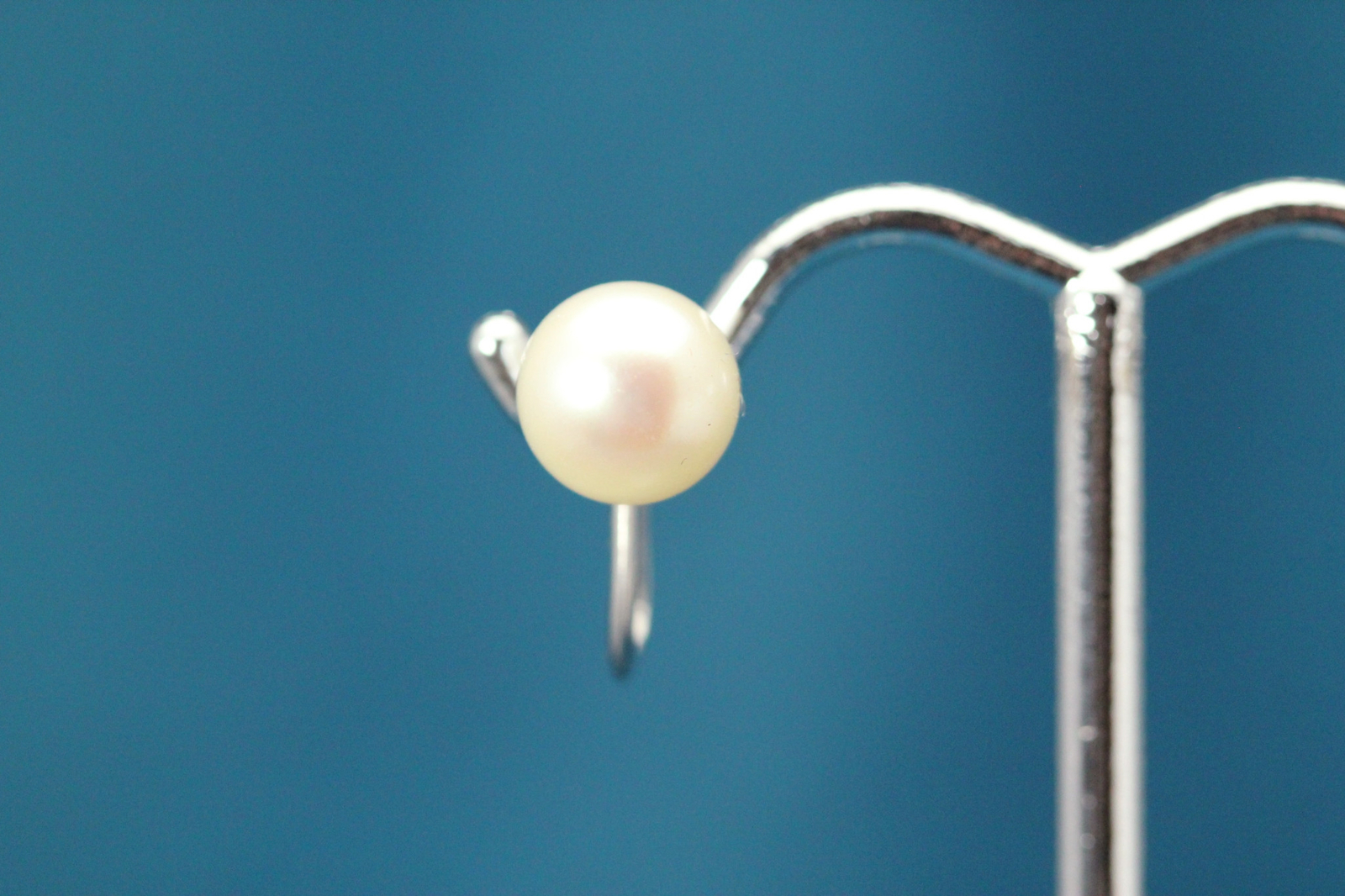 14k White Gold Vintage 7.5 mm Pearl Screw Back Earrings 2.4 Grams (EAR5438)