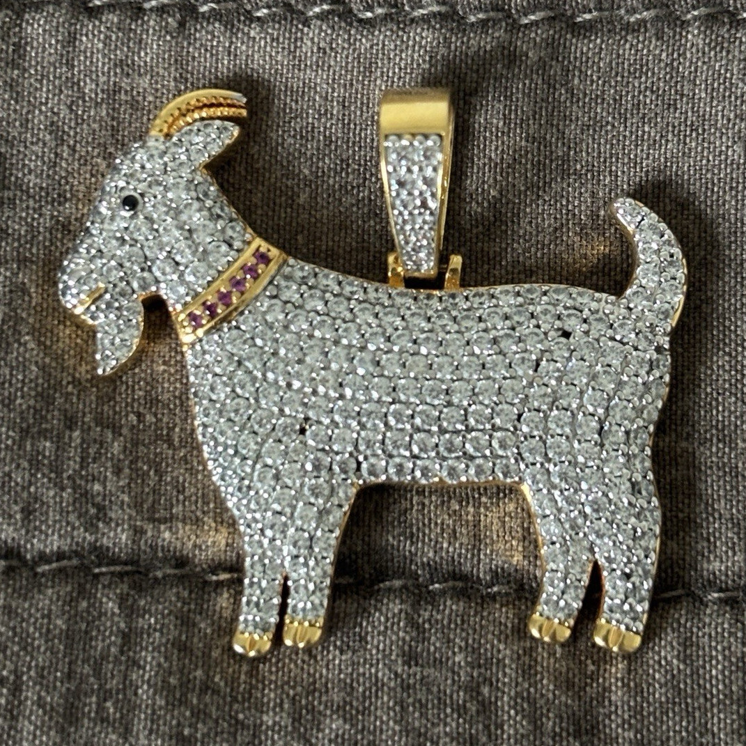 GLD Shop 18kt Gold Plated Pendant ‘Goat’ CZ Diamond Iced Out With Magenta Collar