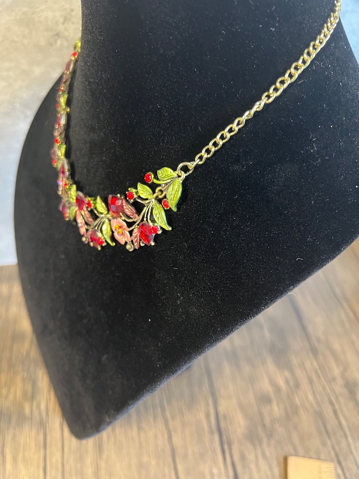 Flower Fashion Necklace Elegant Hearts and Flowers Crystal Red Green 16″ 3″Ex