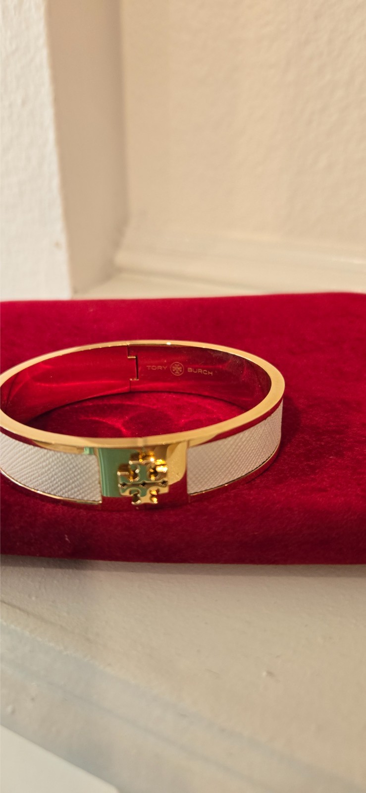 Brand New White Tory Burch Kira Enamel Medium Hinged Bangle Bracelet with logo