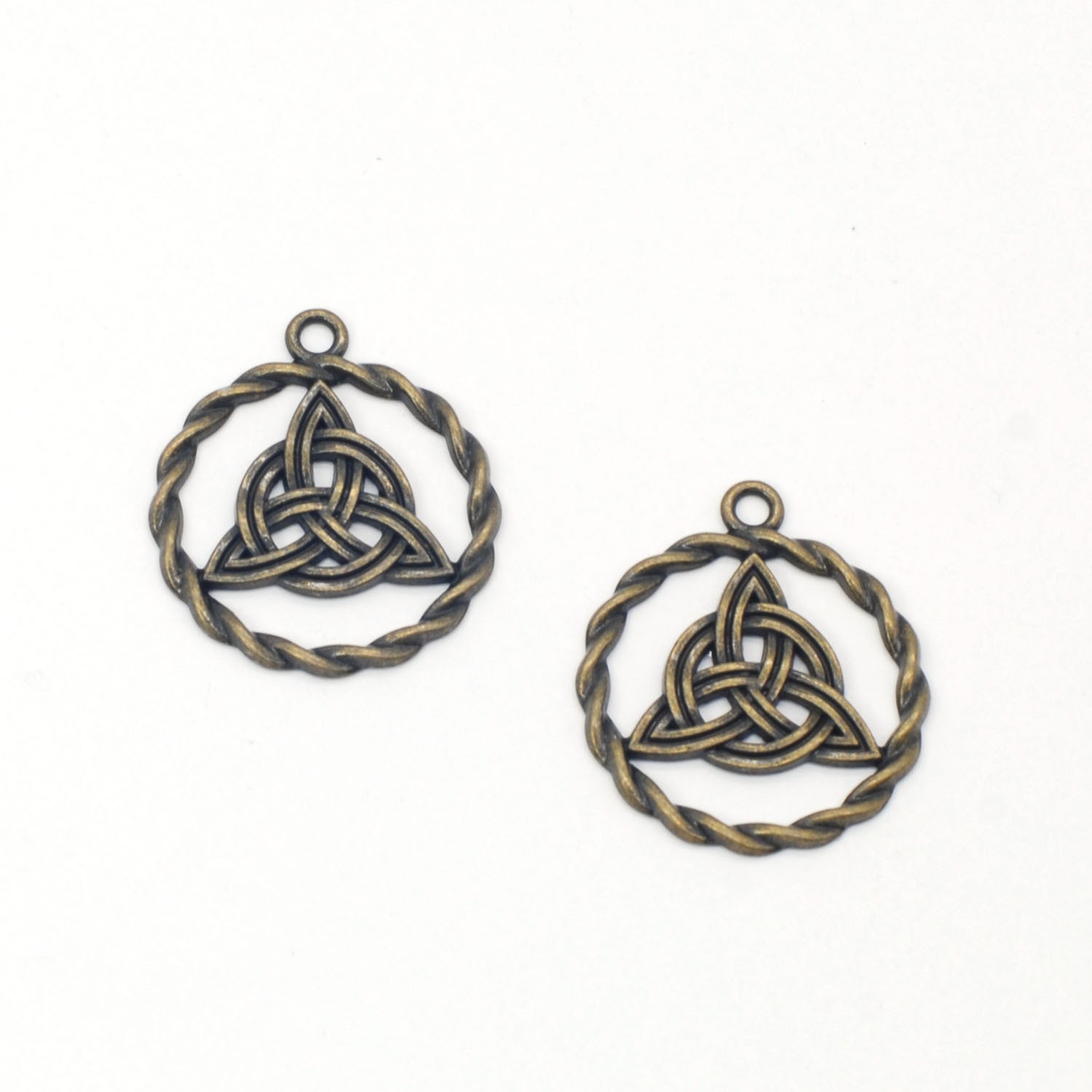 10PCS Antique BronzeTone Metal Triangle Celtic Knot In Circle Charm GGB71