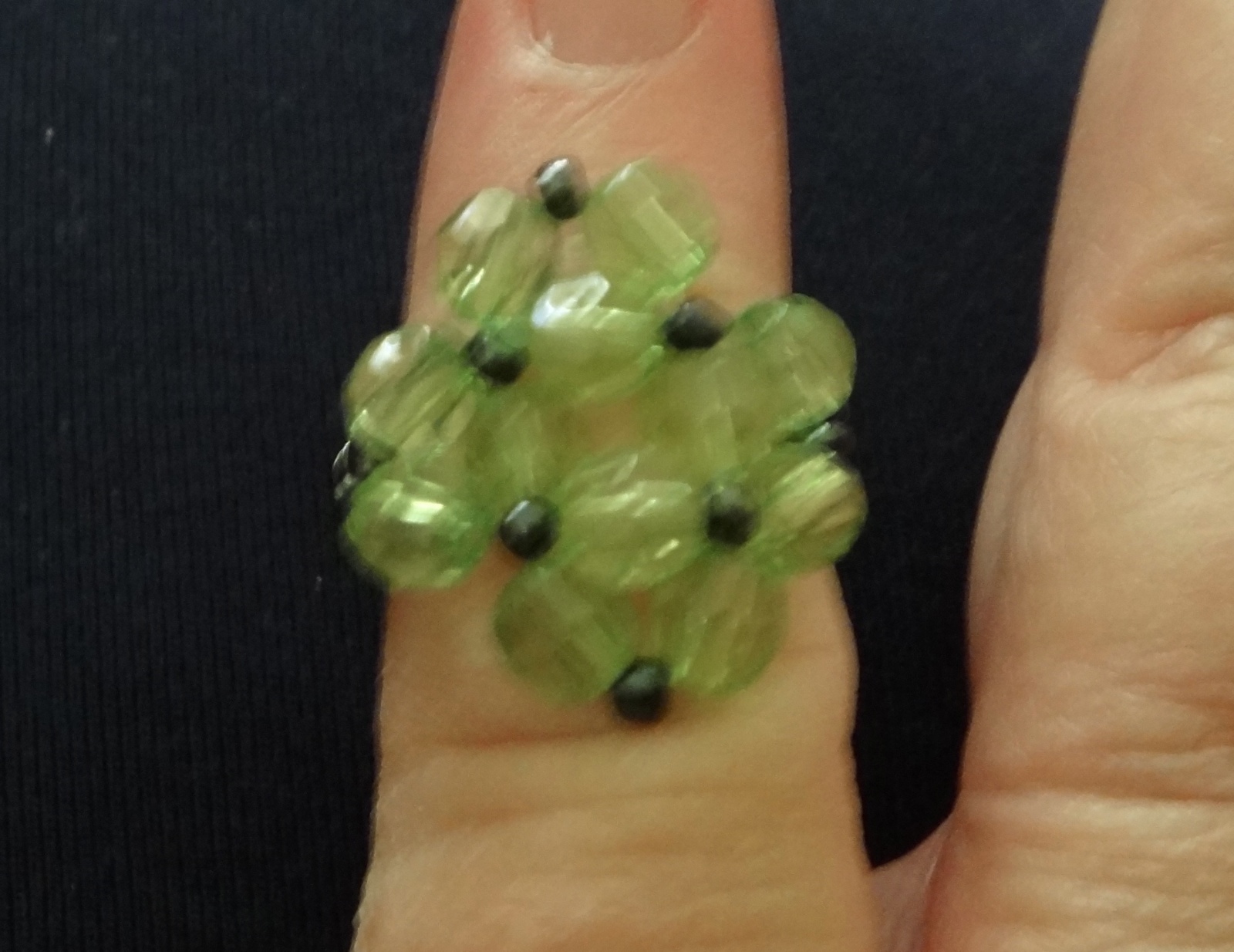 14 size 4 Green & Black Children’s Birthday Party Favors Plastic Beaded Rings