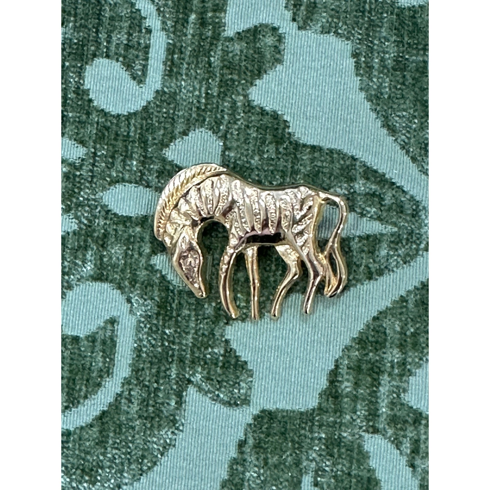 Unbranded Zebra Brooch Pin OS Gold Excellent Safari Animal Figural Jewelry