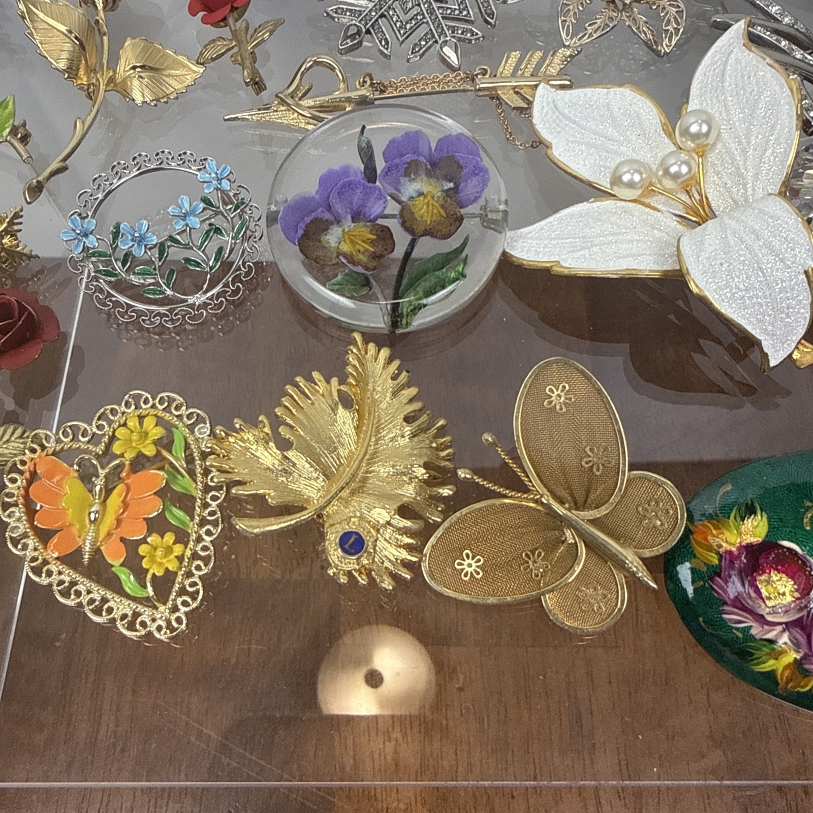 Assorted brooch pin lot. E3